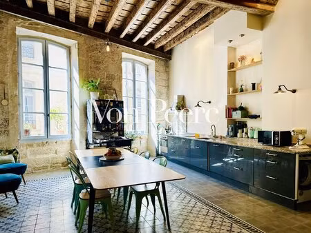 appartement de charme aux volumes remarquables au cœur d’avignon intra-muros