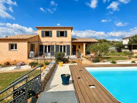 a 5 km d'uzès  villa avec piscine  garage et terrain de 1200 m2