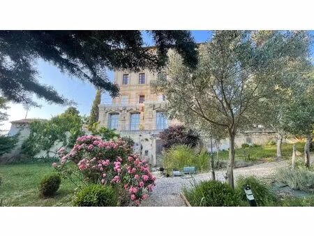 château de 900 m2.