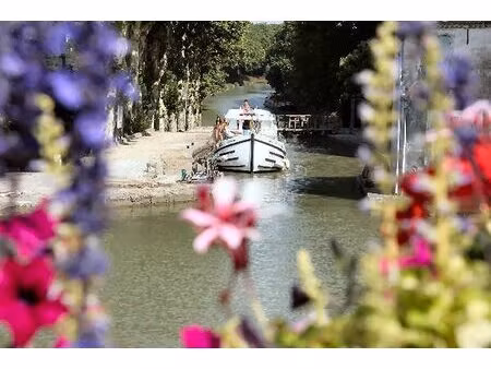 propriété avec 6 logements face au canal.