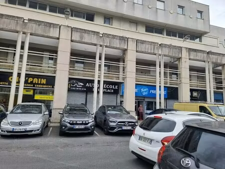 location entrepôt 60 m²