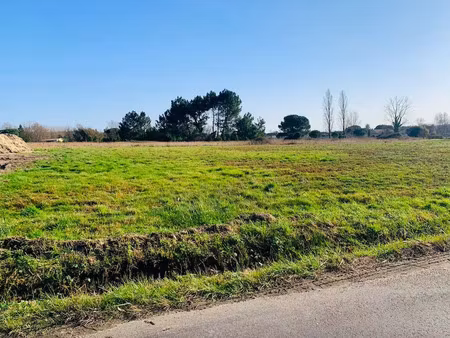 terrain à bâtir de 630 m² à saint-savin (33)