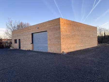 grand local d'activité de 200 m² / parfait pour atelier  stockage ou bureaux