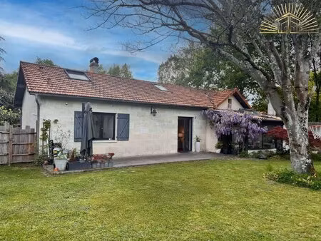 maison de style arcachonnais avec piscine et dépendance à carignan-de-bordeaux