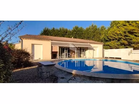 maison contemporaine avec piscine et dependances