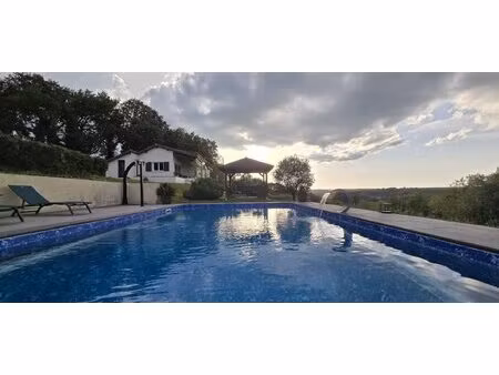charmante maison avec piscine et belle vue