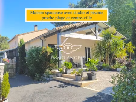 maison spacieuse avec studio et piscine