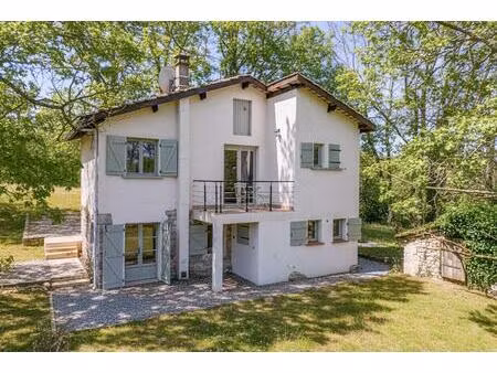 propriété de campagne avec jardin et vue