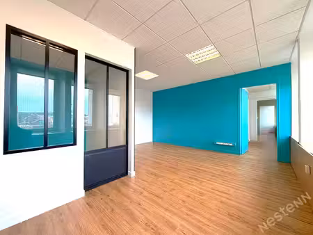 agen centre ville - local rénové et lumineux à usage de bureaux de 70 m² .