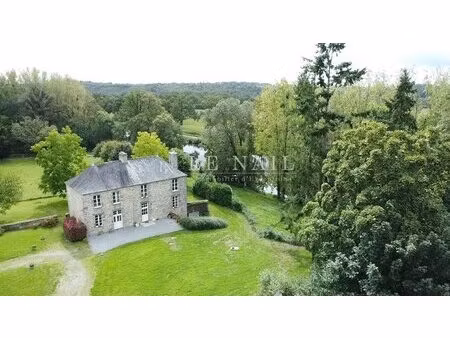 charmant petit manoir avec dépendances en bordure de canal  dans