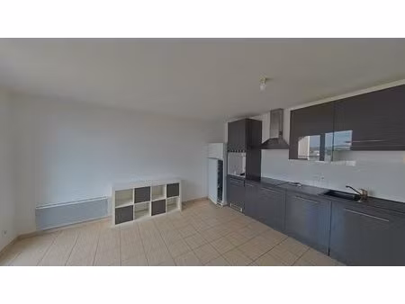 rue des jardins  t3 non meublé avec balcon