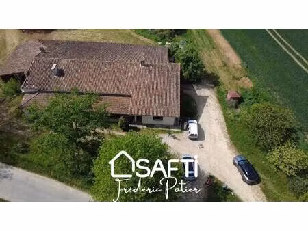 corps de ferme avec 4 chambres et un fort potentiel