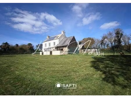 maison en pierre avec dépendances