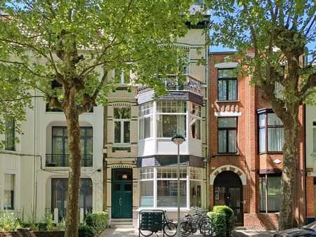 belle studio avec hauts plafonds et grandes fenêtres