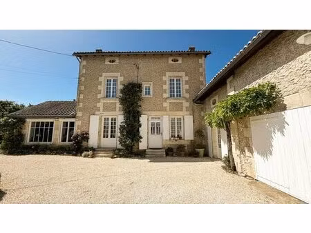 maison poitevine de caractère avec piscine et jardin paysage