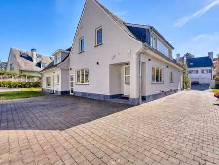 une villa avec garage et carport