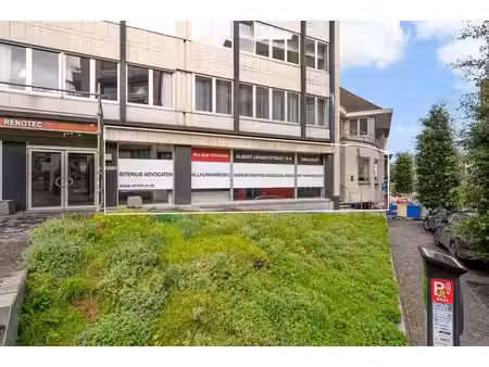 bureau avec garages très bien situé au centre d'alost