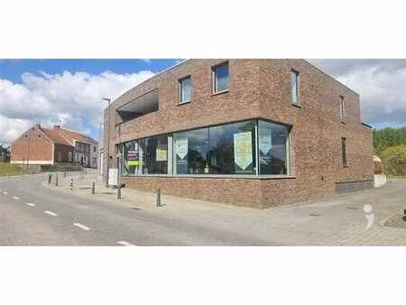 kantoor/winkel met grote vitrine