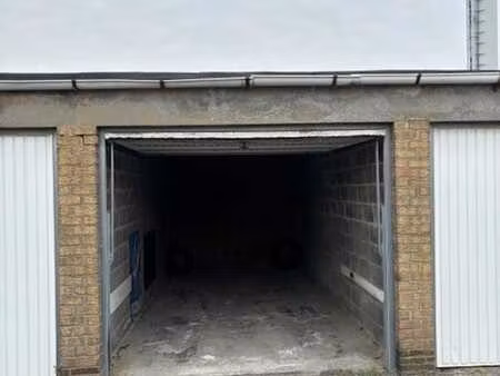 centraal gelegen  gemetste garage in garagecomplex (er zi...