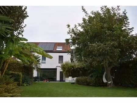 maison unique (320 m²) avec jardin tropical (17 ares)