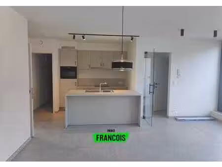appartement neuf avec 2 chambres et balcon à sint-kruis.