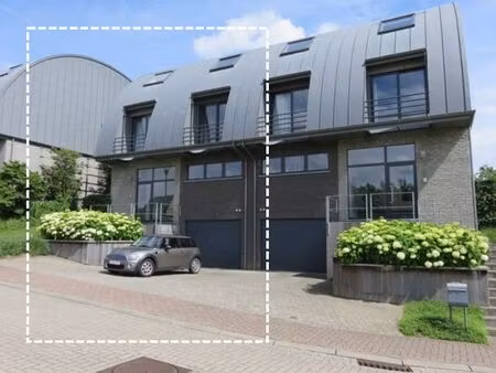 grande maison très spacieuse avec grand jardin et parking