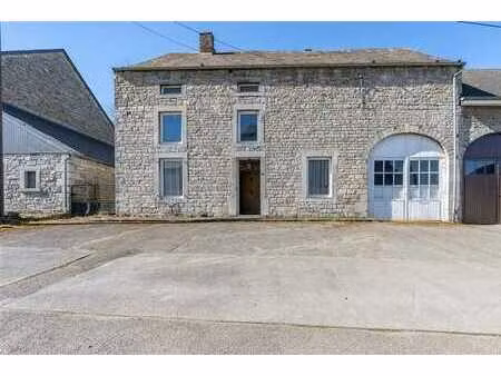 belle bâtisse à réaménager sur plus de 12 ares !