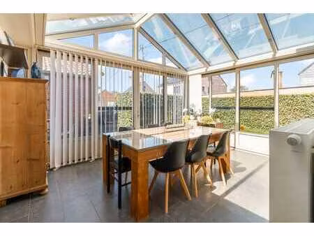 maison chaleureuse avec garage et agréable espace extérieur