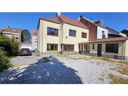 grande maison avec belles possibilités et passage latéral vo