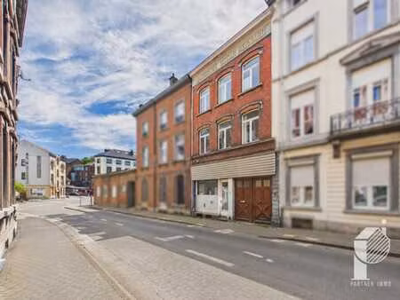 immeuble mixte offrant de grands espaces d'aménagement