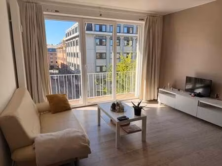appartement 2 chambres avec balcons dans le centre de jambes