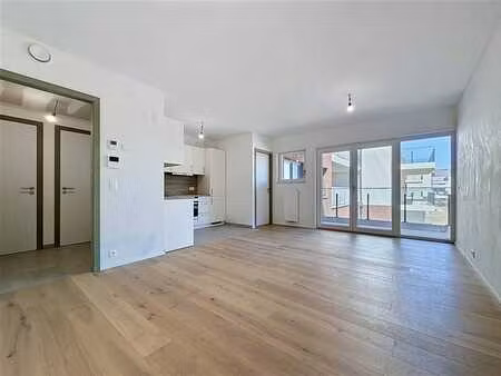 bel appartement avec terrasse et vue sur le canal