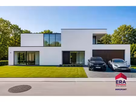 terrain à bâtir avec une largeur de rue de 27 mètres !