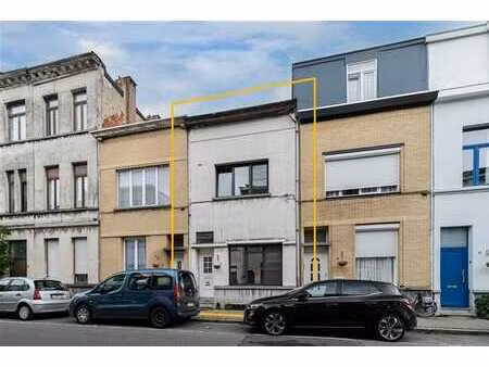 te renoveren woning (117 m²) met 3 slaapkamers en buitenruim