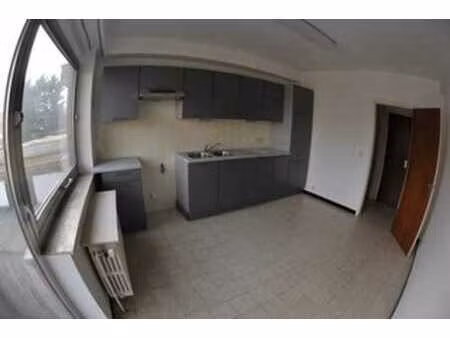 grand rez de chaussée une chambre très clair avec terrasse