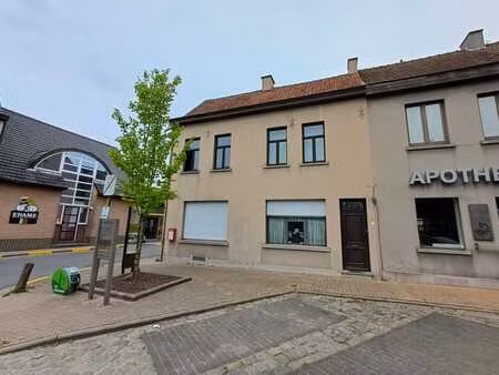 karaktervolle dorpswoning met ruime bijgebouwen en tal va...