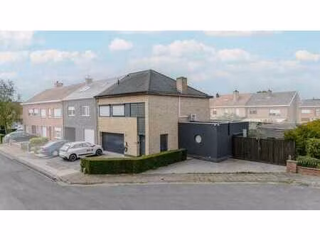 instapklare halfopen woning met moderne voorzieningen in ...