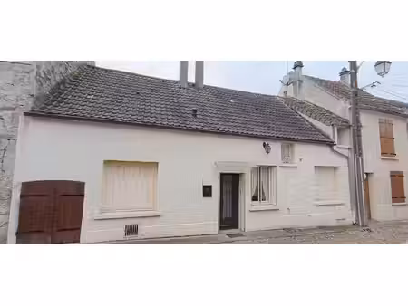 maison dans une cour avec jardin  garage et atelier non attenant