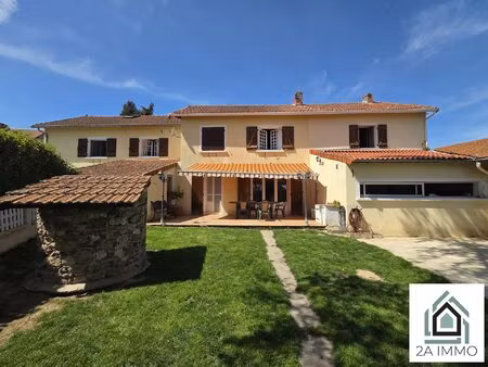propriété avecs 2 maisons à la vente et 1 hectare de terrain
