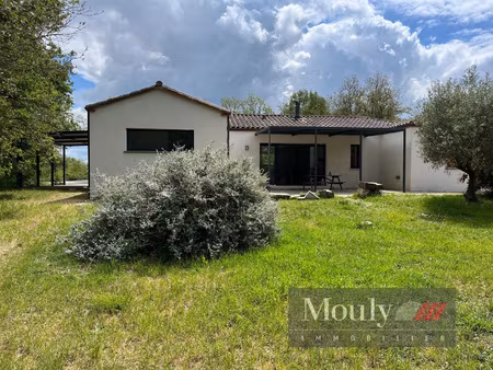 villa moderne de plain pied au bout d'un chemin sur un terr
