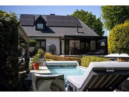 superbe villa avec jardin et piscine offrant des prestations