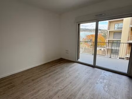 location t2 avec balcon et parking - résidence services clermont-ferrand