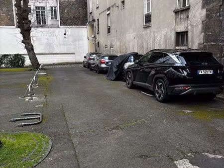 location parking 75008