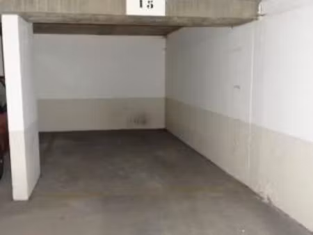 place de parking – nation – immeuble sécurisé – petite voiture / moto