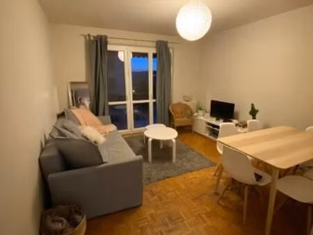 t2 meublé + balcons +stationnement