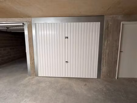 garage / box fermé ~20 m² – moulin à vent - vénissieux