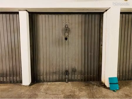 garage fermé beau-plan
