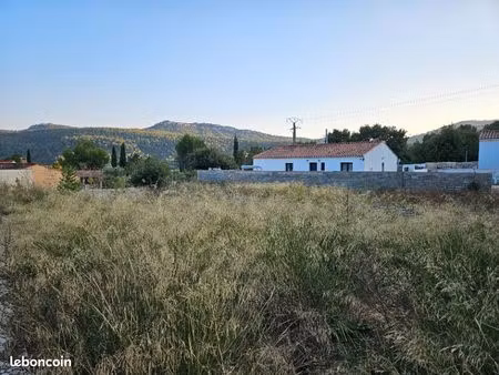 terrain 695 m² cuges les pins