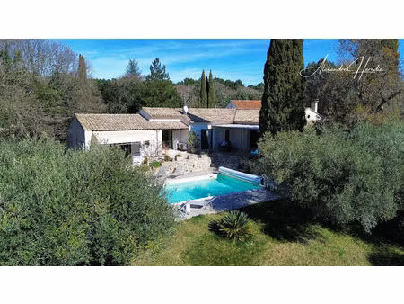 sublime propriété aux portes d'uzès  piscine et jardin arboré.