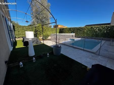 villa avec piscine et terrain de pétanque